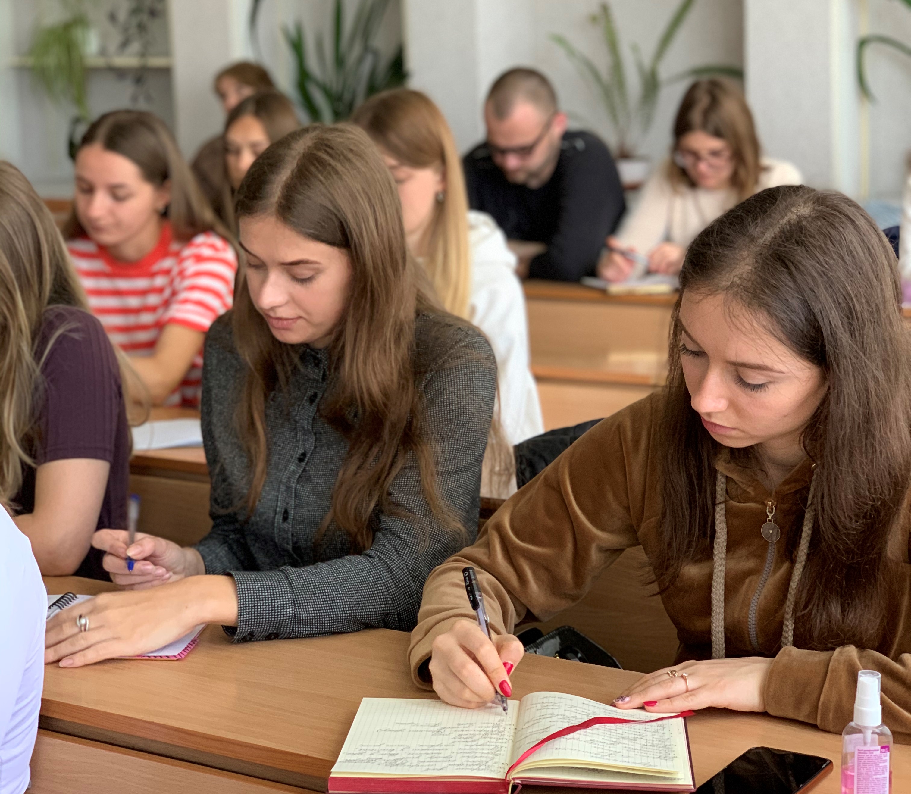 Майбутні словесники конспектують виступи викладачів-методистів
